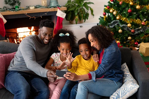 Happy Afro Amerikaanse Familie Met Videogesprek Smartphone Kerst Decoraties Achtergrond — Stockfoto