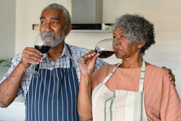 Feliz Casal Americano Arfican Sênior Beber Vinho Juntos Cozinha Estilo — Fotografia de Stock