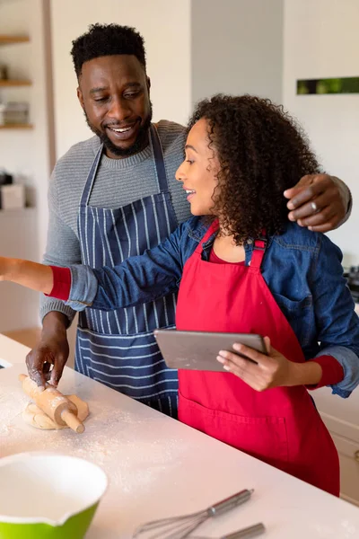 Feliz Pareja Afroamericana Vistiendo Delantales Horneando Juntos Usando Tableta Tiempo — Foto de Stock