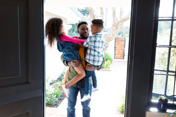Niños Afroamericanos Felices Dando Bienvenida Padre Volviendo Casa Tiempo Familia —  Fotos de Stock