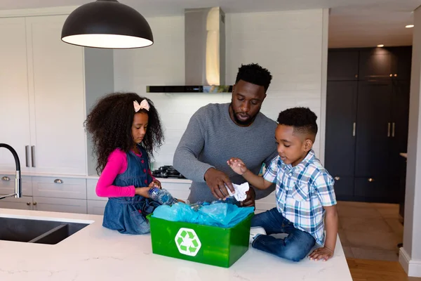 Padre Afroamericano Hijos Segregando Basura Cocina Reciclaje Tiempo Familia Divertirse —  Fotos de Stock