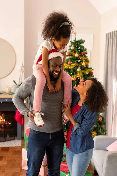 Gelukkige Afro Amerikaanse Ouders Dochter Poseren Voor Camera Familietijd Kerst — Stockfoto
