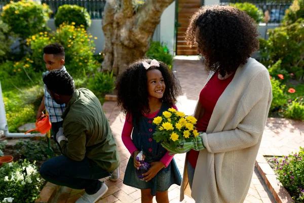 Feliz Madre Afroamericana Hija Mirándose Cultivando Huerto Con Familia Tiempo —  Fotos de Stock