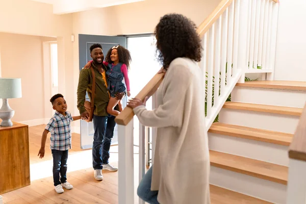 Feliz Familia Afroamericana Dando Bienvenida Padre Regresando Casa Tiempo Familia —  Fotos de Stock