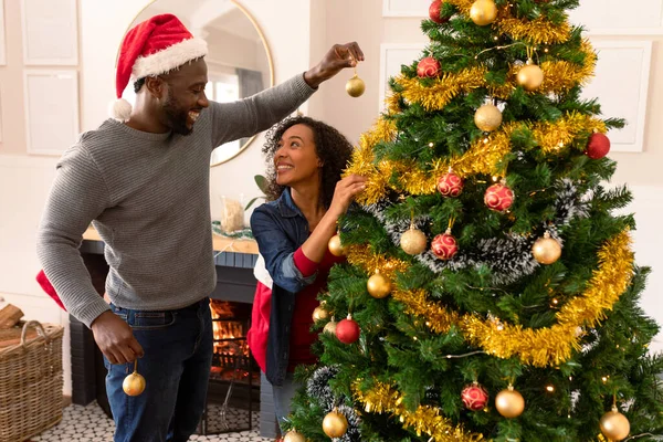 Gelukkig Afrikaans Amerikaans Koppel Dat Kerstboom Versiert Familie Kersttijd Festiviteit — Stockfoto