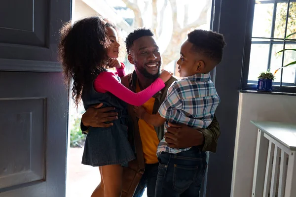 Felici Bambini Afro Americani Che Accolgono Padre Che Torna Casa — Foto Stock