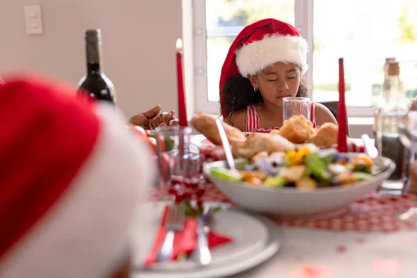 Noel Baba Şapkası Takıp Noel Masasında Dua Eden Afrikalı Amerikalı — Stok fotoğraf