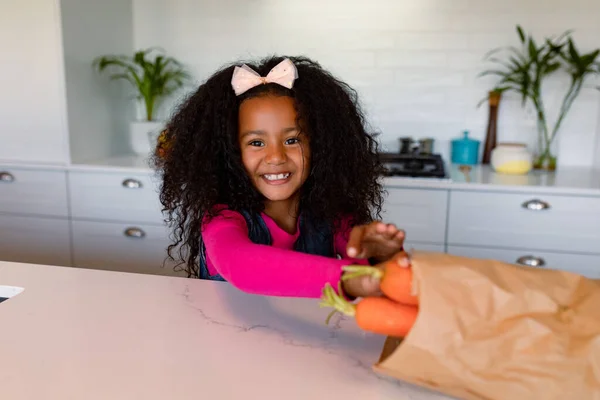 Chica Afroamericana Feliz Desempacando Comestibles Cocina Infancia Ocio Pasar Tiempo — Foto de Stock