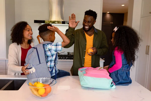 Padres Niños Afroamericanos Felices Preparando Mochilas Para Escuela Tiempo Familia —  Fotos de Stock