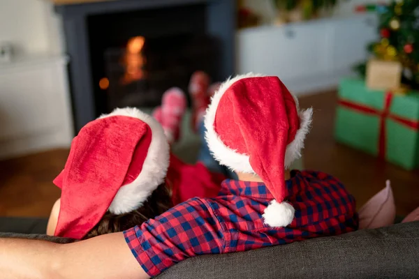 Vista Posterior Pareja Caucásica Con Sombreros Santa Calcetines Navidad Época — Foto de Stock