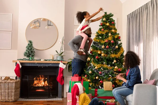 Gelukkige Afro Amerikaanse Ouders Dochter Versieren Kerstboom Kerstmis Festiviteit Traditie — Stockfoto