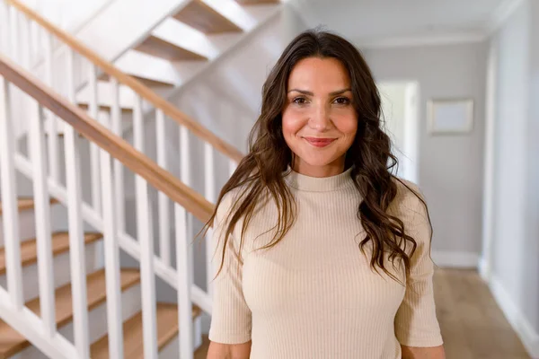 Mujer Caucásica Feliz Pie Casa Mirando Cámara Estilo Vida Ocio —  Fotos de Stock