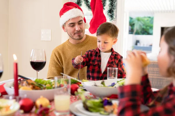 Een Gelukkige Blanke Vader Zoon Met Kerstmutsen Aan Kersttafel Familie — Stockfoto