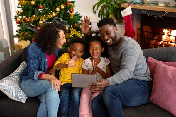 Happy Afro Amerikaanse Familie Met Videogesprek Tablet Kerst Decoraties Achtergrond — Stockfoto