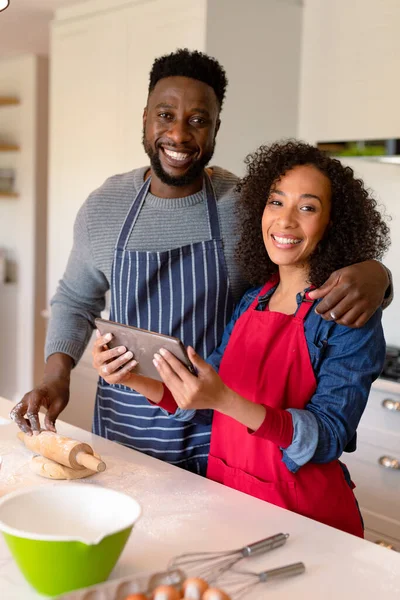 Önlük Giyen Birlikte Yemek Yapan Tablet Kullanan Mutlu Afro Amerikan — Stok fotoğraf