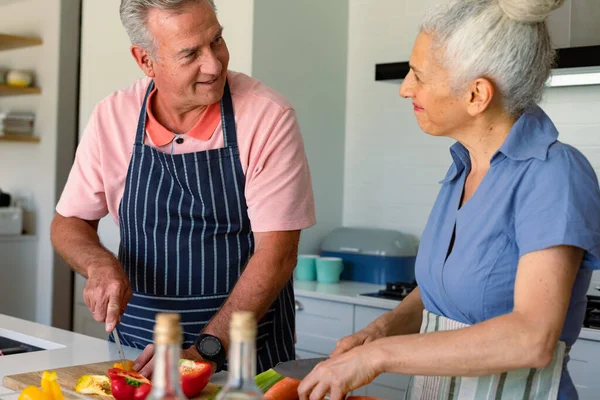 Feliz Pareja Ancianos Caucásicos Pie Cocina Preparando Comida Juntos Estilo —  Fotos de Stock