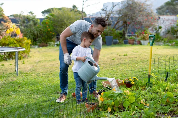快乐的高加索父亲和儿子一起浇灌植物 家庭时间 一起在家里和花园里玩乐 — 图库照片
