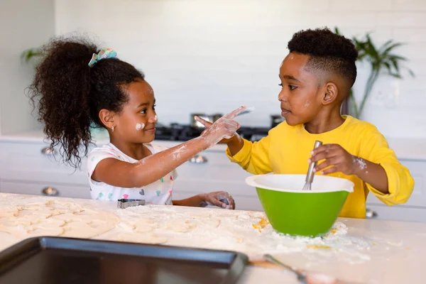 Счастливые Африканские Американские Братья Сёстры Пекут Кухне Выпечка Приготовление Пищи — стоковое фото