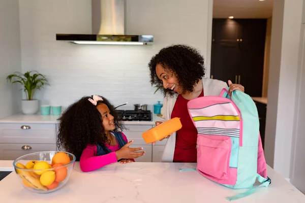 Glückliche Afrikanisch Amerikanische Mutter Und Tochter Bereiten Lunchbox Für Die — Stockfoto