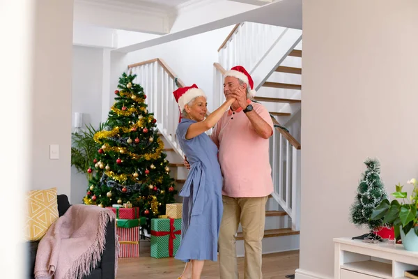 Gelukkige Blanke Laatstejaars Koppel Draagt Kerstmuts Dansend Met Kerstmis Tijd — Stockfoto