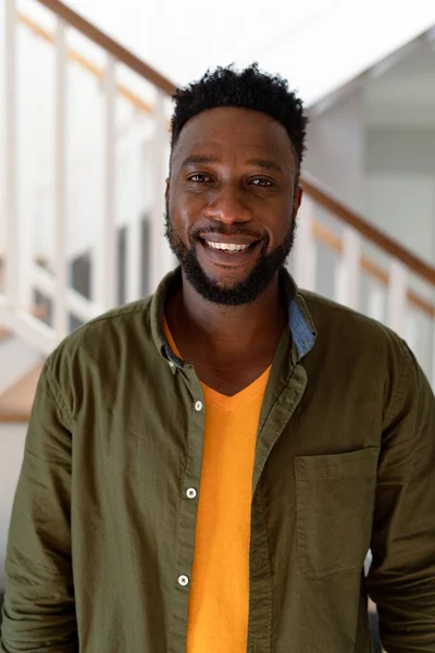 Retrato Del Hombre Afroamericano Mirando Cámara Sonriendo Estilo Vida Ocio —  Fotos de Stock