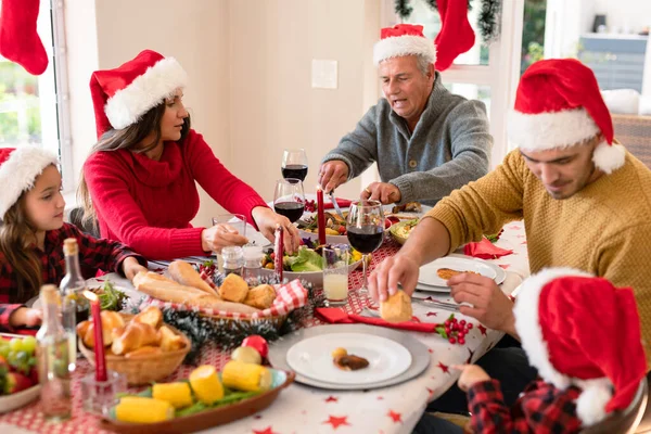 Familia Caucásica Multi Generación Que Usa Sombreros Santa Que Tienen —  Fotos de Stock