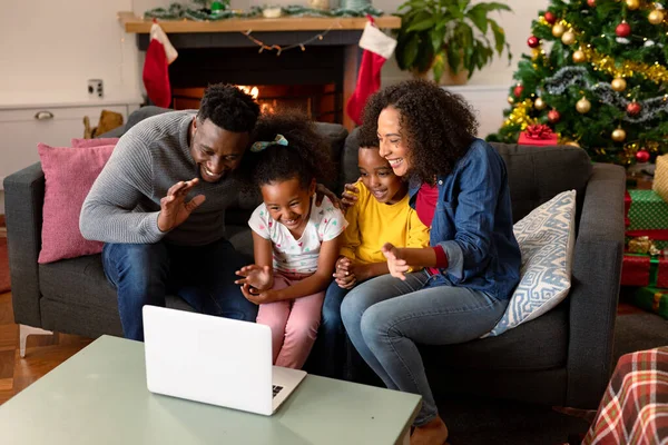 Szczęśliwa Afrykańska Rodzina Wideo Połączenie Laptopie Świąteczne Dekoracje Tle Boże — Zdjęcie stockowe