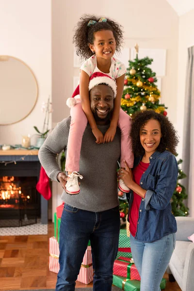 Felices Padres Afroamericanos Hija Mirando Cámara Tiempo Familia Navidad Fiesta —  Fotos de Stock