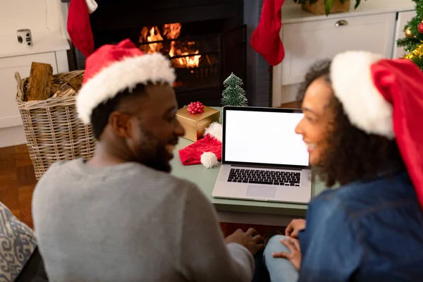 Glückliches Afrikanisch Amerikanisches Paar Mit Weihnachtsmützen Und Laptop Mit Kopierplatz — Stockfoto