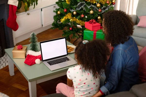 Achteraanzicht Van Afrikaanse Amerikaanse Moeder Dochter Met Behulp Van Laptop — Stockfoto