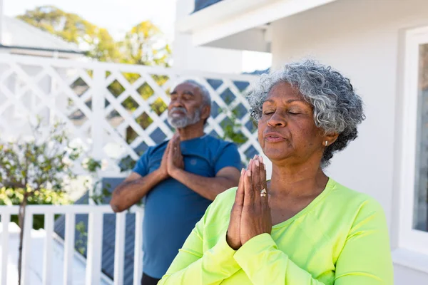 Gericht Afrikaans Amerikaans Seniorenpaar Dat Yoga Beoefent Tuin Actieve Gezonde — Stockfoto