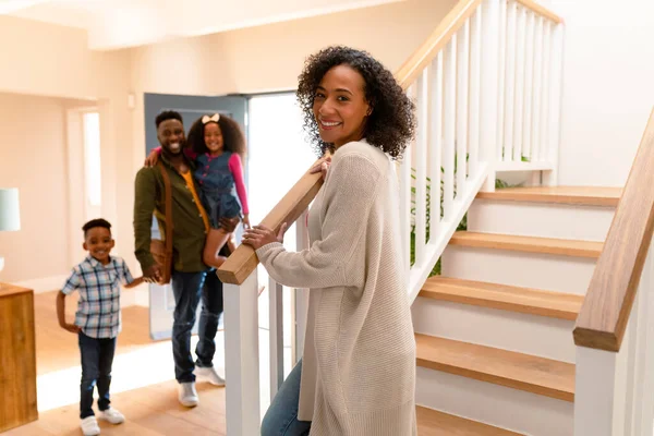 Gelukkige Afro Amerikaanse Familie Die Vader Verwelkomt Als Hij Thuiskomt — Stockfoto