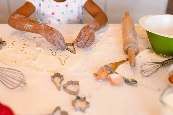 Mãos Africano Americano Confuso Menina Assar Cozinha Assar Cozinhar Infância — Fotografia de Stock