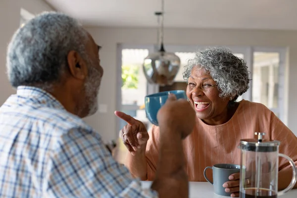 Szczęśliwa Afrykańska Para Seniorów Siedzi Kuchni Kawą Rozmawia Zdrowy Tryb — Zdjęcie stockowe