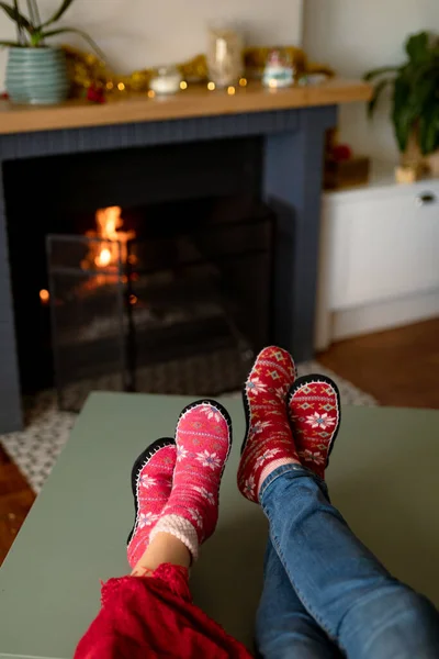 Piedi Coppia Che Indossano Calzini Natale Nel Periodo Natalizio Famiglia — Foto Stock