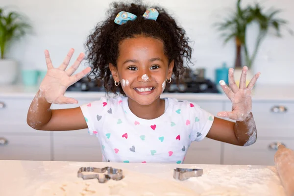 Heureuse Fille Afro Américaine Cuisiner Dans Cuisine Montrant Les Mains — Photo