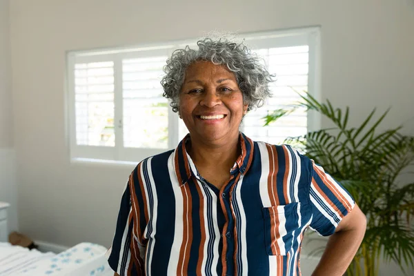 Feliz Afroamericana Senior Mujer Pie Dormitorio Mirando Cámara Estilo Vida — Foto de Stock