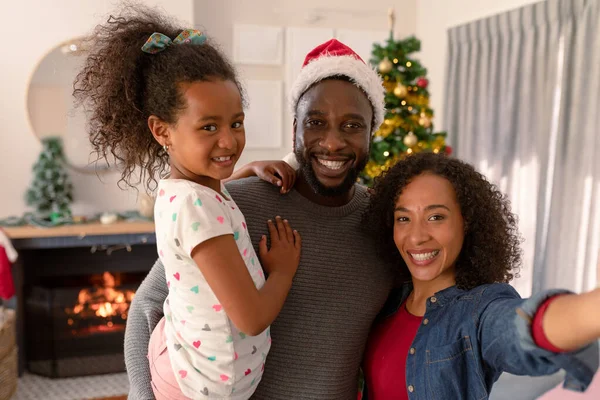 Padres Afroamericanos Felices Hija Tomando Selfie Tiempo Familia Navidad Fiesta —  Fotos de Stock