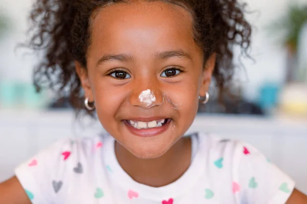 Retrato Feliz Afro Americano Confuso Com Menina Massa Olhando Para — Fotografia de Stock