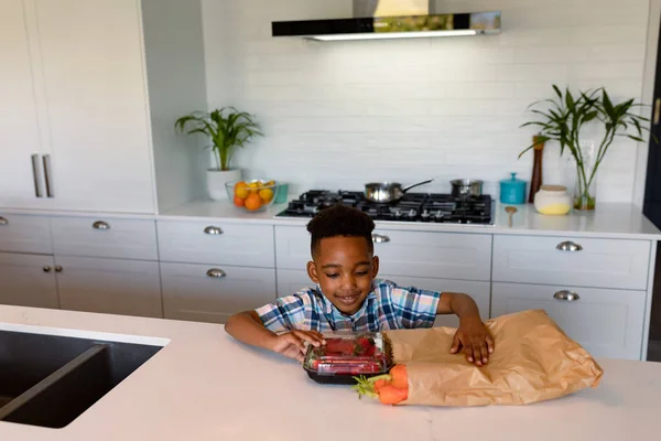 Rapaz Afro Americano Feliz Desfazer Compras Cozinha Infância Lazer Tempo — Fotografia de Stock