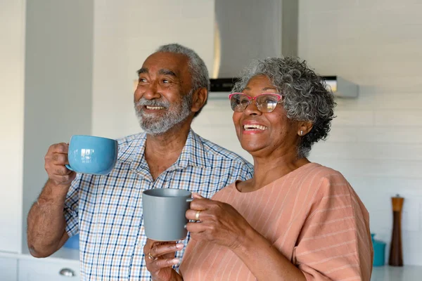 Feliz Casal Idosos Afro Americanos Segurar Canecas Com Café Falar — Fotografia de Stock