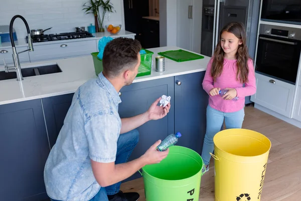 幸せな白人の父と娘がゴミを集めてる リサイクル 廃棄物の選択 家庭での時間の使い方 — ストック写真
