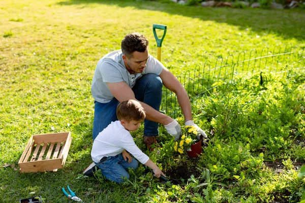 Kaukasischer Vater Und Sohn Beim Gemeinsamen Gärtnern Familienzeit Spaß Hause — Stockfoto