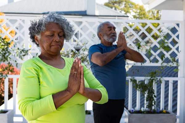 Focado Casal Sênior Afro Americano Praticando Ioga Jardim Estilo Vida — Fotografia de Stock