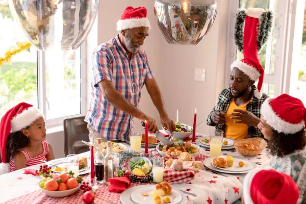 Счастливая Многодетная Семья Шляпах Санты Рождественской Едой Семейное Рождество Праздник — стоковое фото