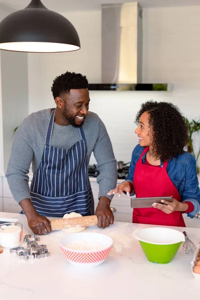 Feliz Pareja Afroamericana Usando Delantales Horneando Juntos Mirando Cámara Tiempo — Foto de Stock