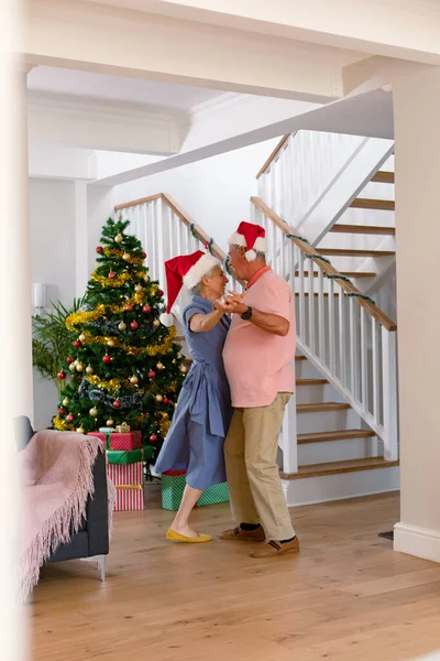 Gelukkig Kaukasisch Seniorenpaar Met Kerstmutsen Die Met Kerst Dansen Kerstmis — Stockfoto