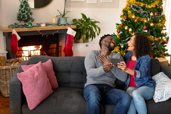 Gelukkig Afrikaans Amerikaans Echtpaar Met Videogesprek Smartphone Kerst Decoraties Achtergrond — Stockfoto