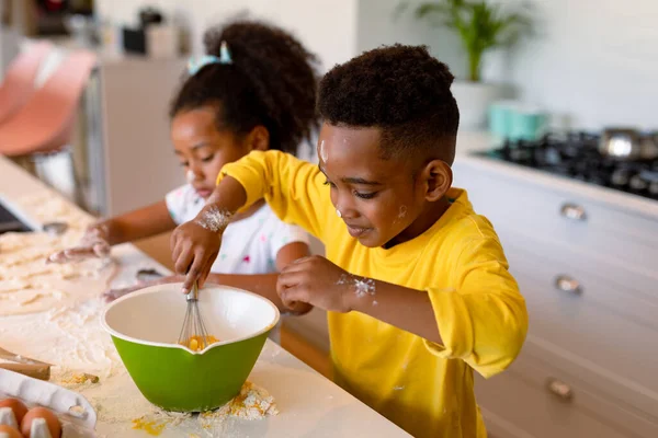 Šťastní Afroameričtí Sourozenci Pečení Kuchyni Pečení Vaření Dětství Volný Čas — Stock fotografie