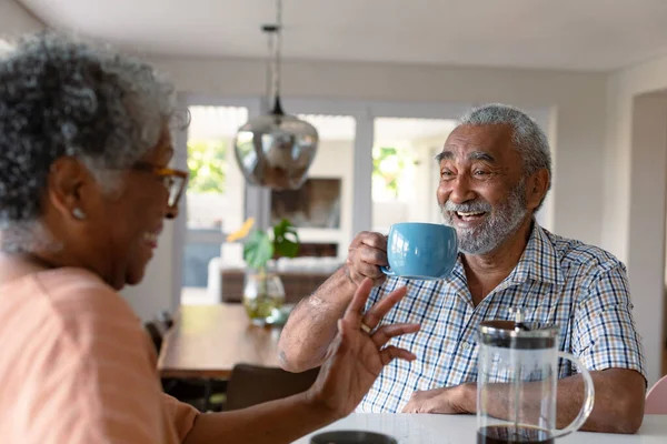Szczęśliwa Afrykańska Para Seniorów Siedzi Kuchni Kawą Rozmawia Zdrowy Tryb — Zdjęcie stockowe